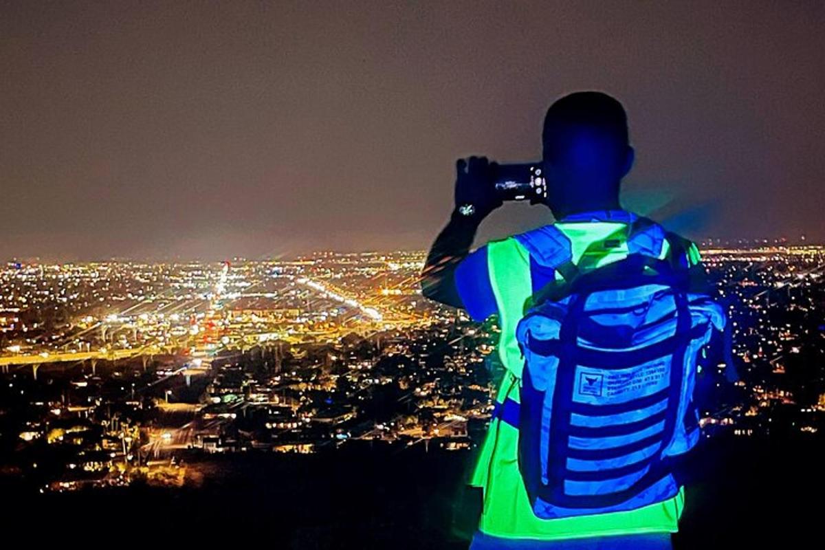 un uomo che scatta una foto di una città di notte