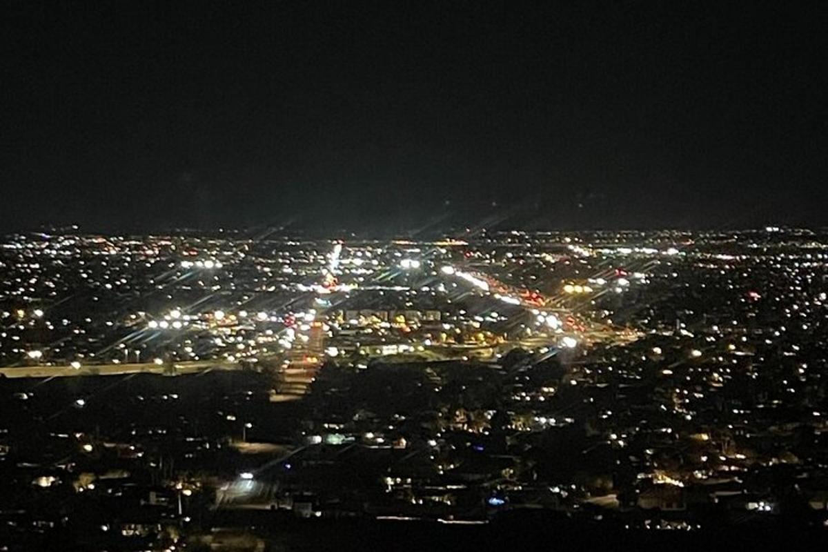 una vista di una città di notte con le luci