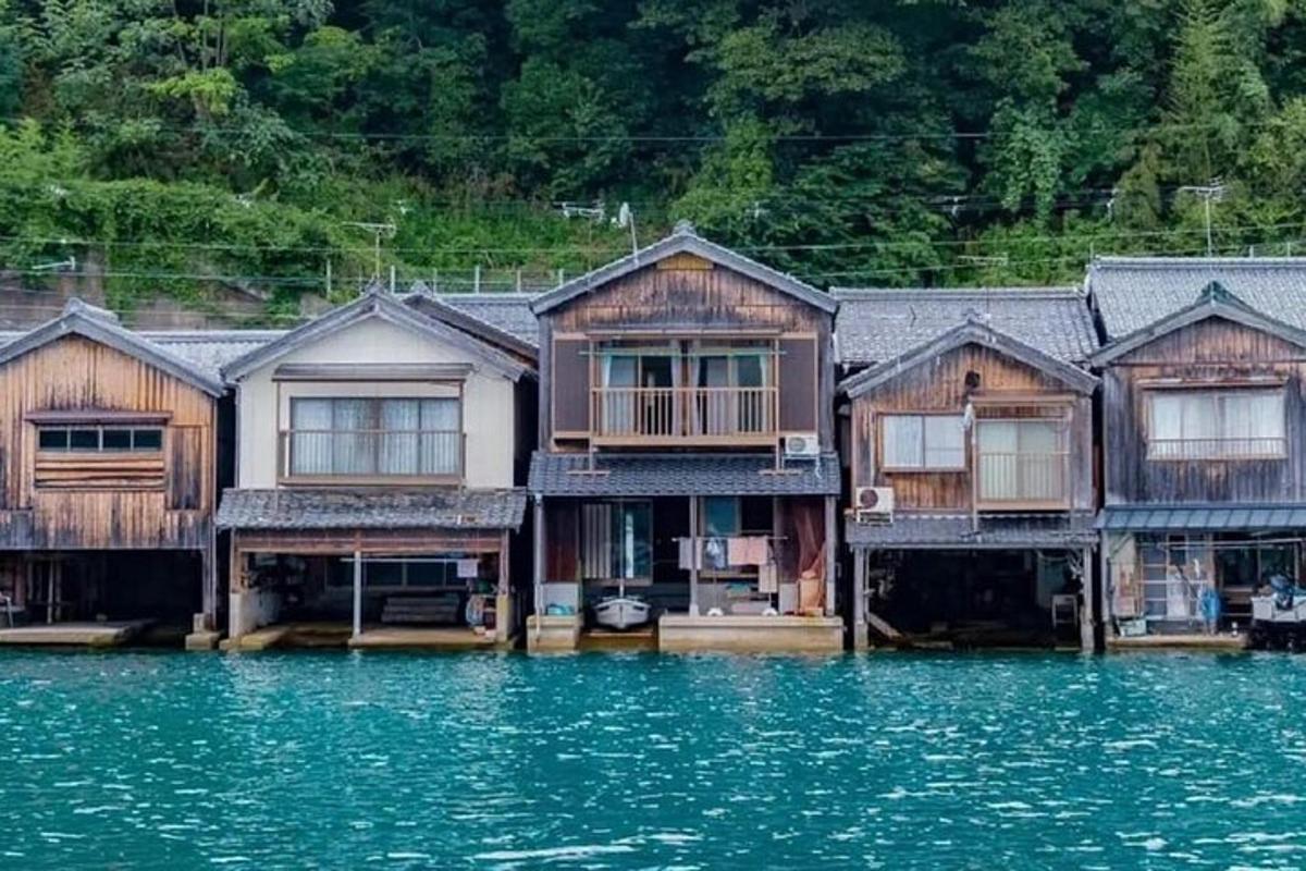 uma fileira de casas em um corpo d'água