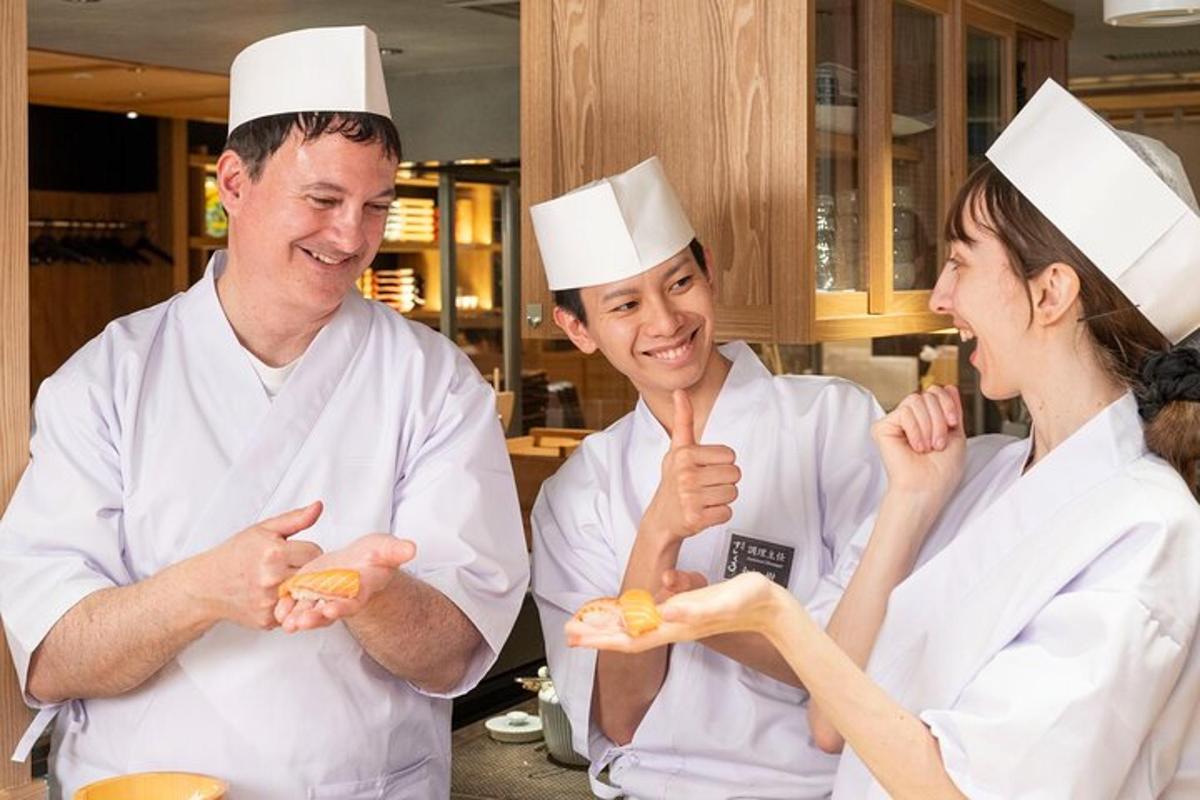un gruppo di tre chef in piedi in una cucina che preparano il cibo