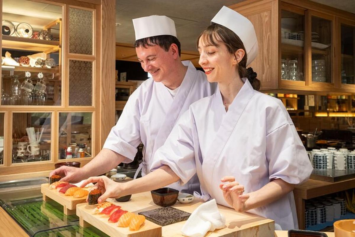 un uomo e una donna in piedi in una cucina che preparano il cibo