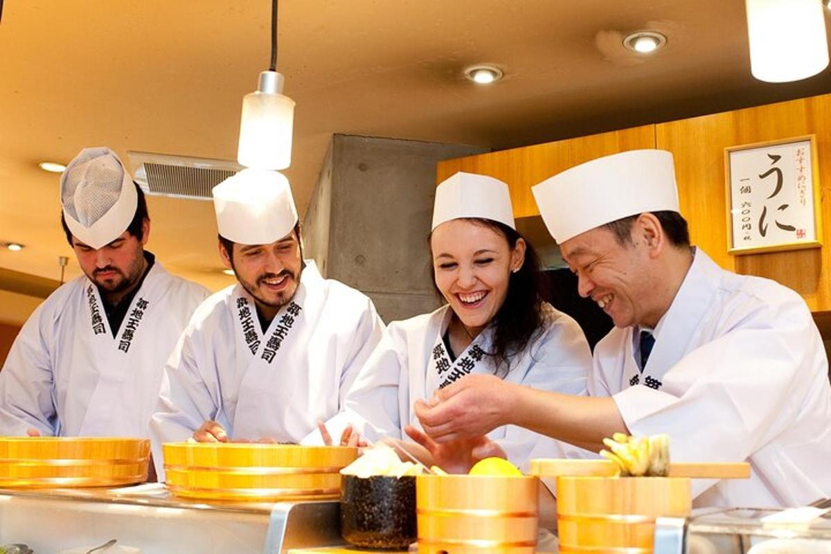 un gruppo di chef in cucina che preparano il cibo