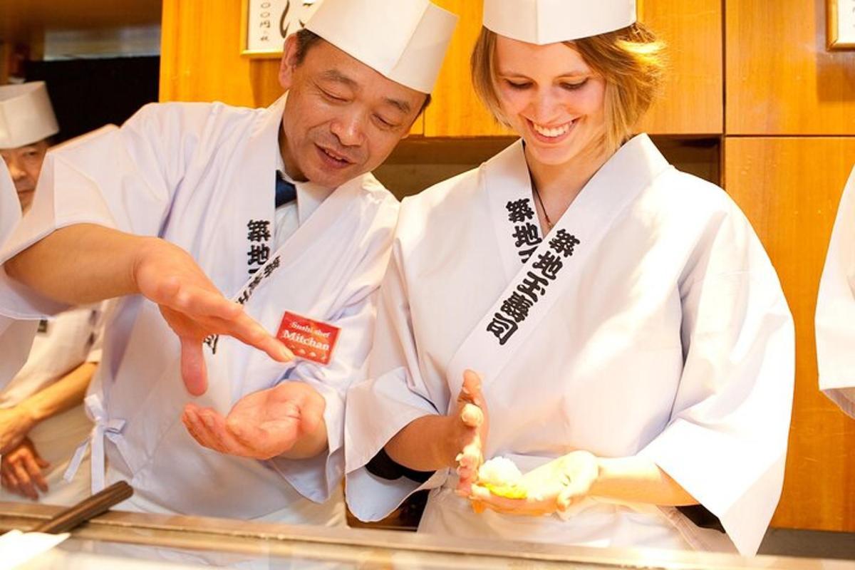 um casal de chefs preparando comida em uma cozinha