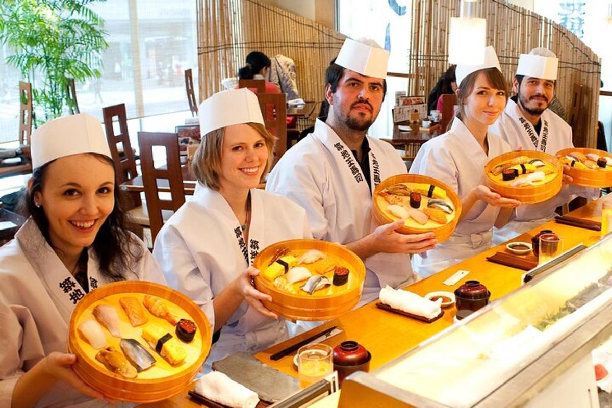 un gruppo di chef che reggono cesti di cibo