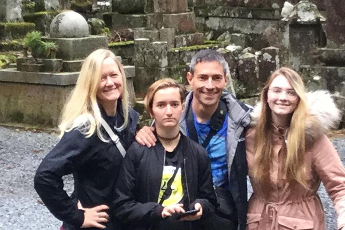 un gruppo di tre persone che posano per una foto