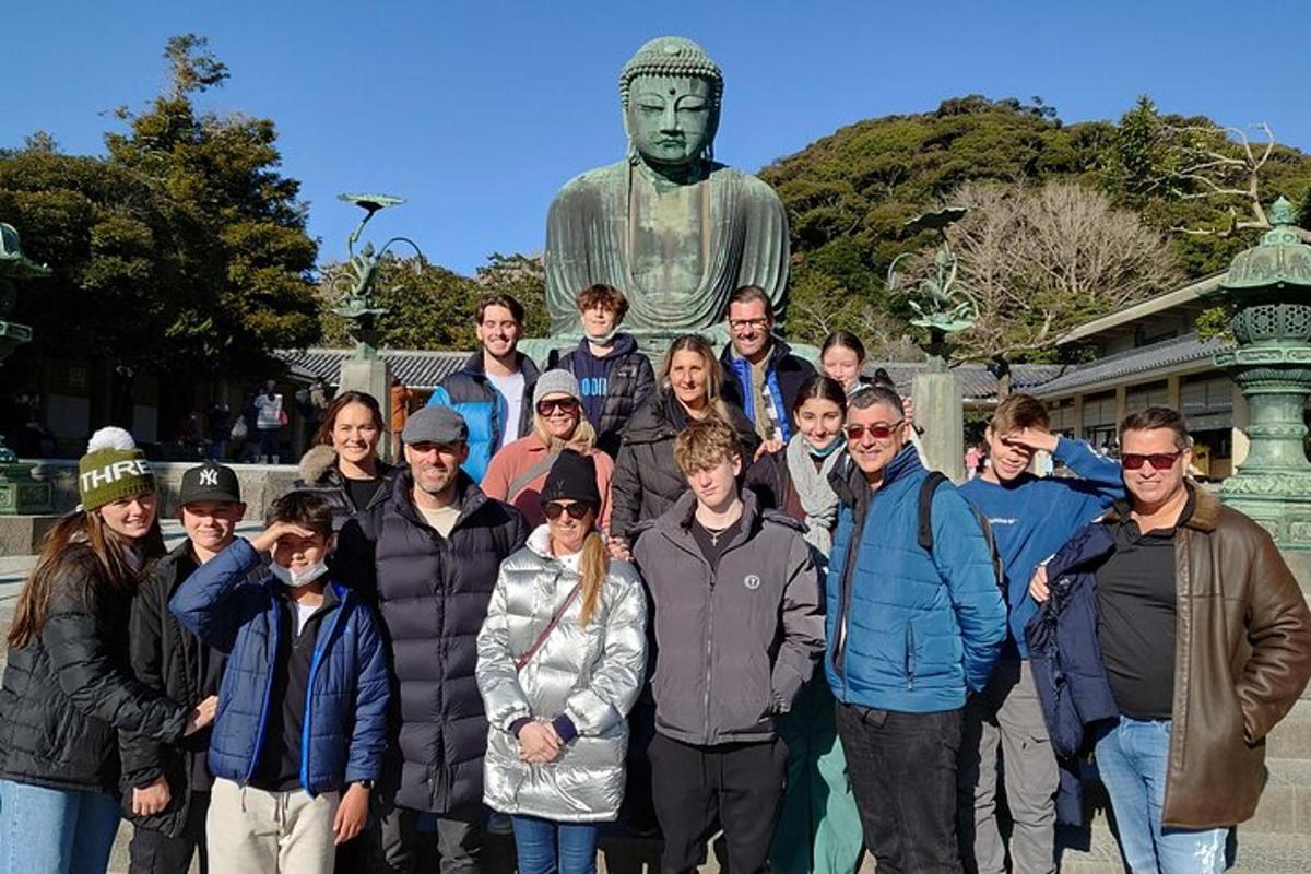 un grup de persones dempeus davant d'una estàtua