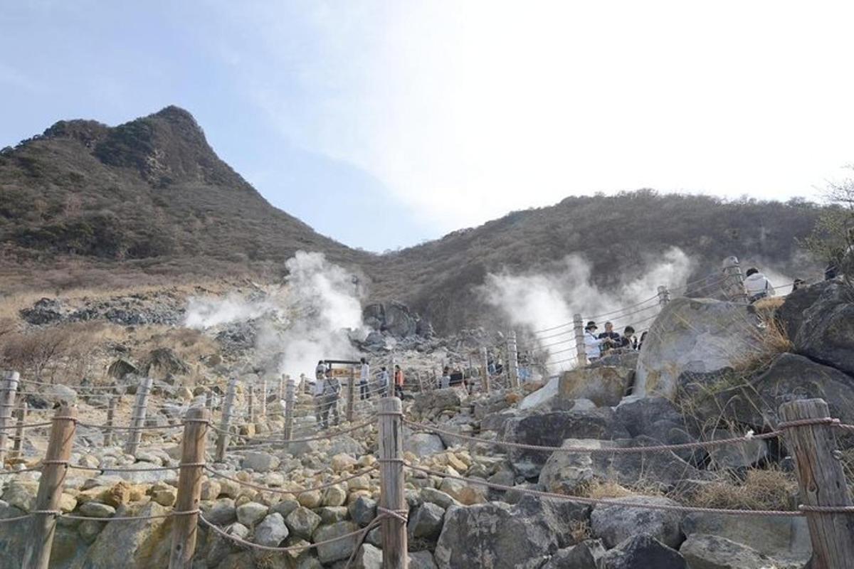 sekumpulan orang berdiri di atas gunung dengan wap
