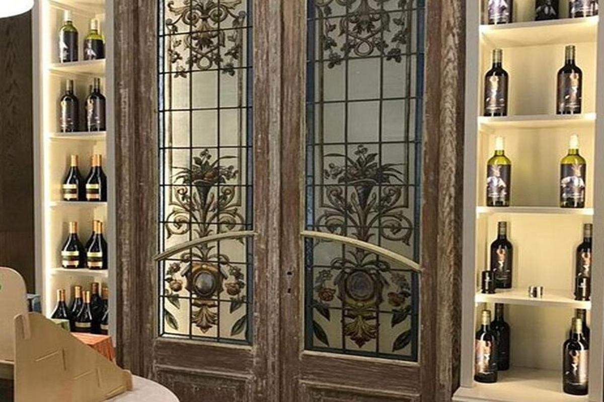 ein Raum mit einem Schrank voller Weinflaschen