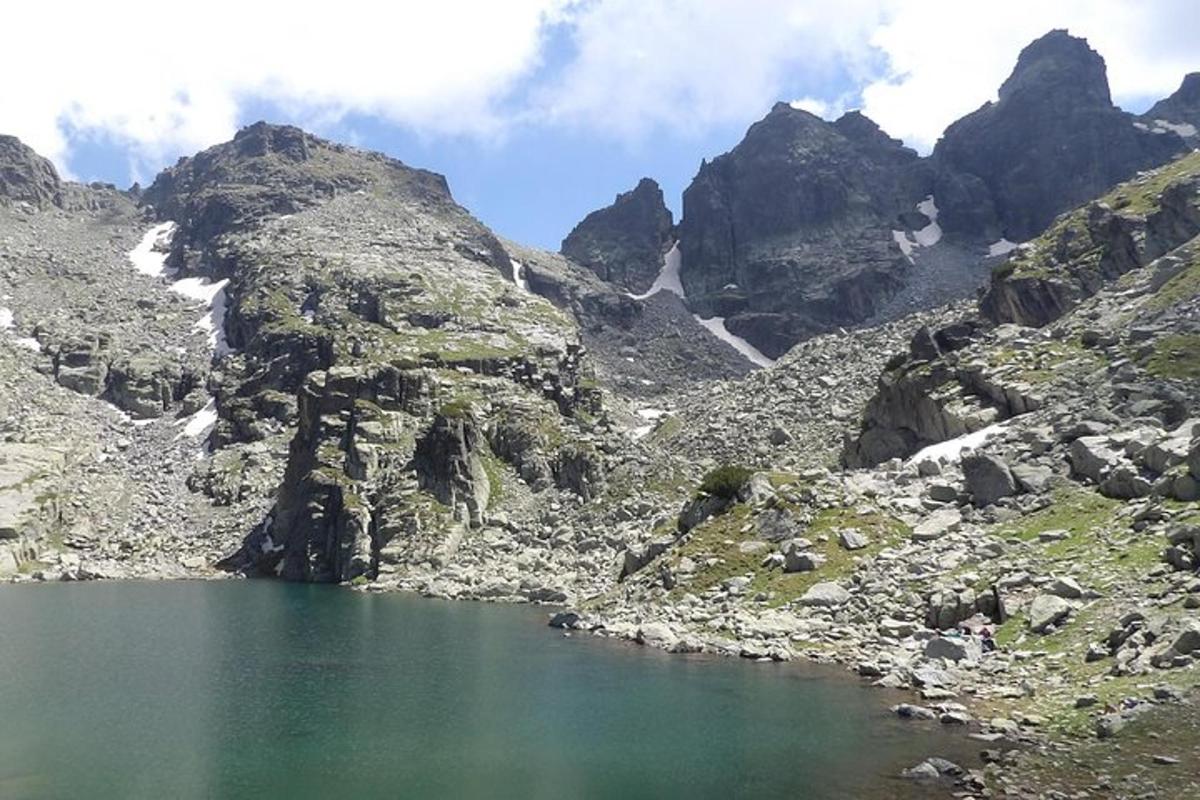 isang bundok na may lawa sa gitna nito