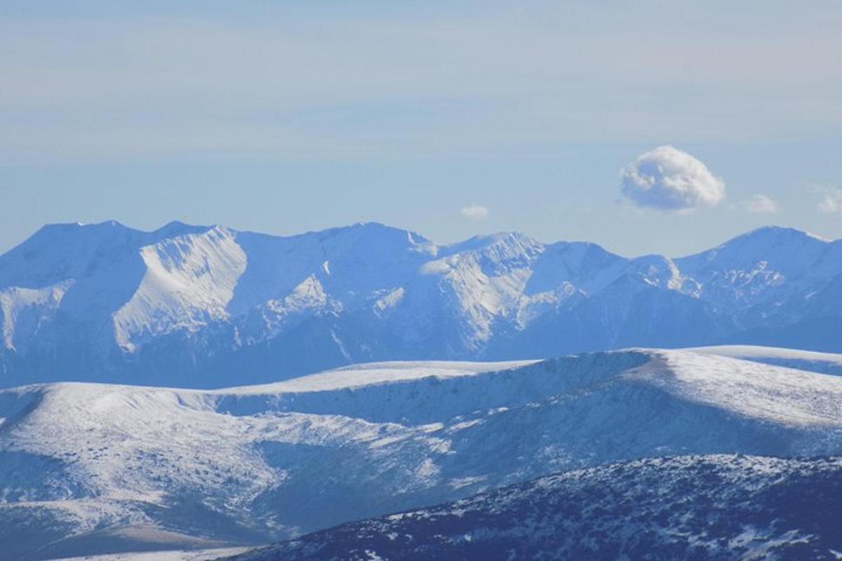 Una vista de una cadena montañosa con montañas cubiertas de nieve.
