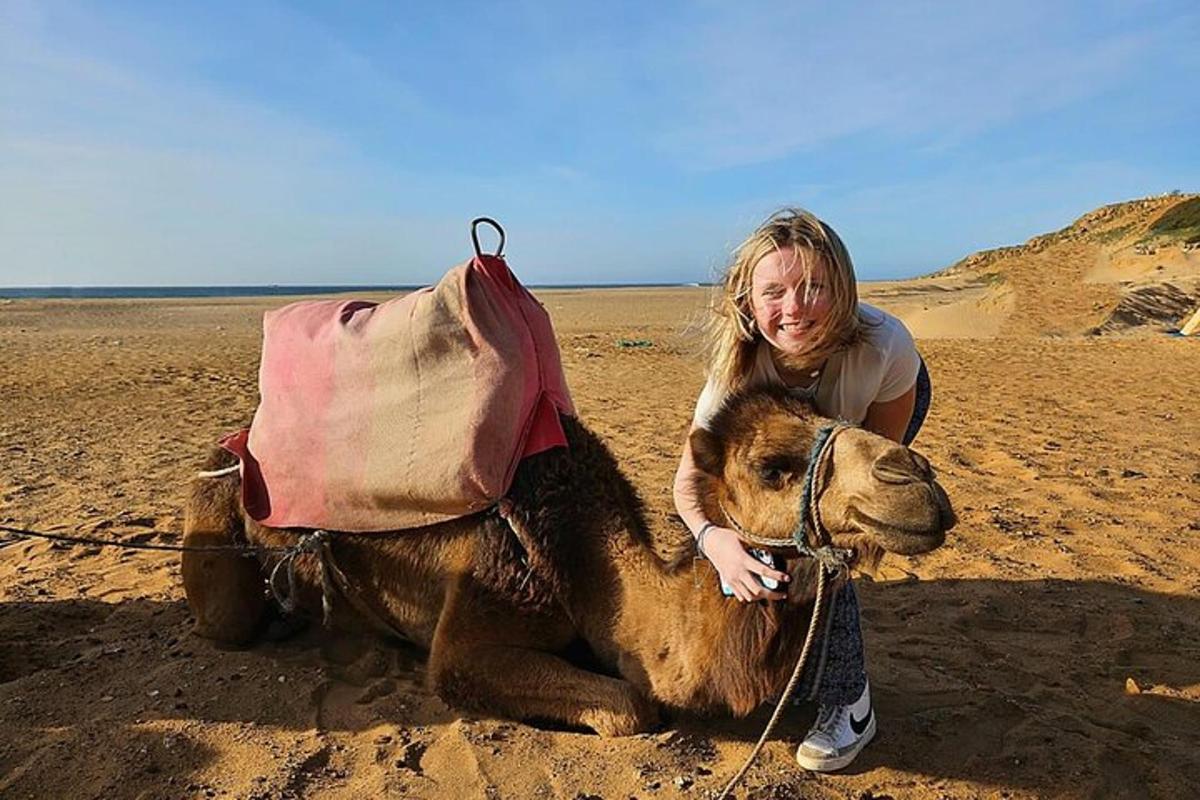una mujer sentada en un camello en el desierto