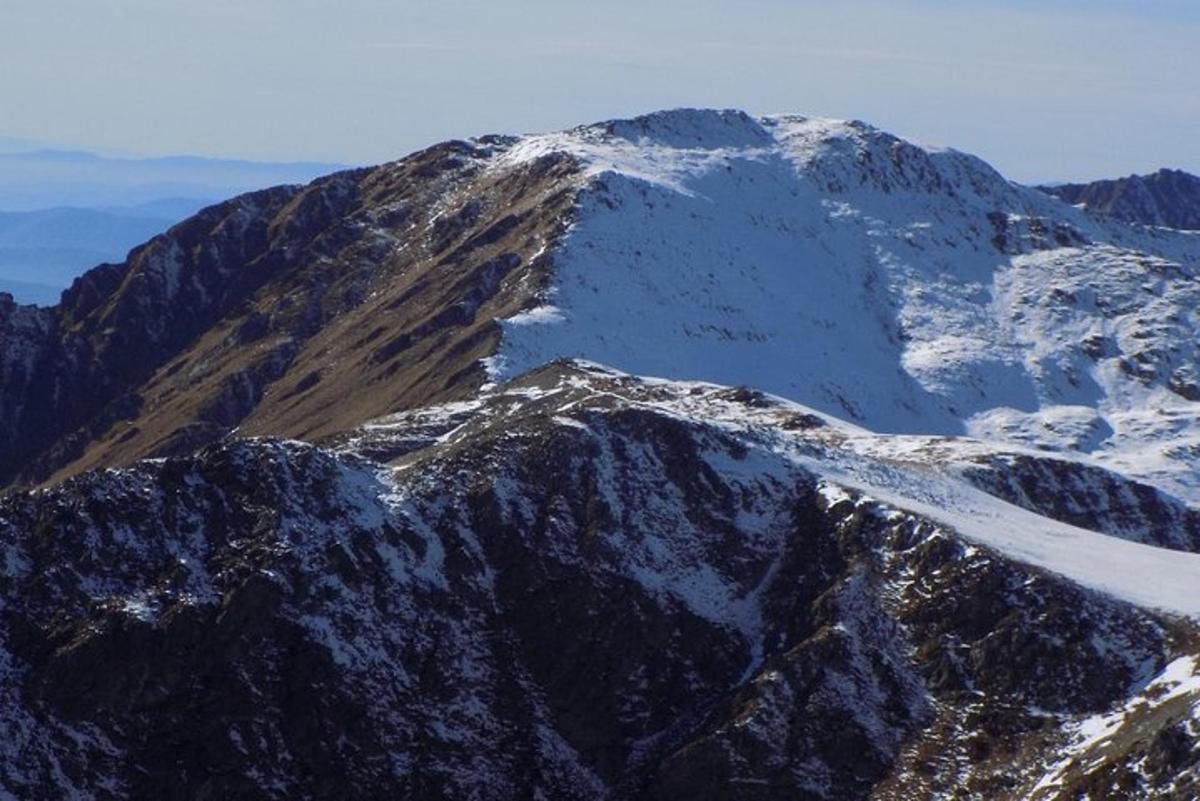 una vista aérea de una montaña cubierta de nieve