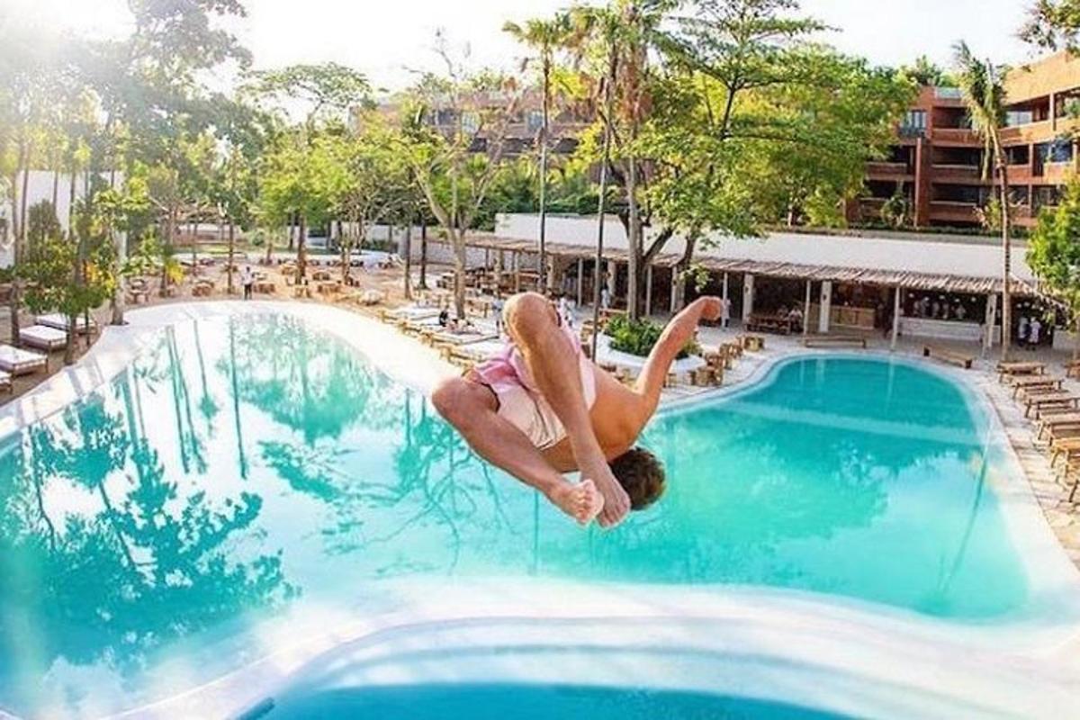 seorang wanita melompat ke dalam kolam renang