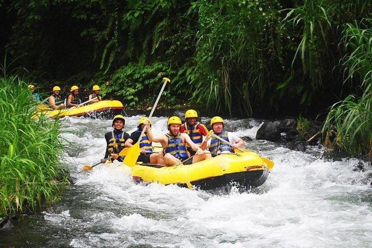 sekumpulan orang sedang berakit menyusuri sungai