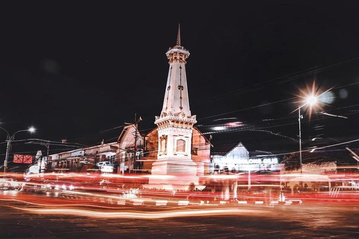 một tòa nhà có tháp đồng hồ vào ban đêm