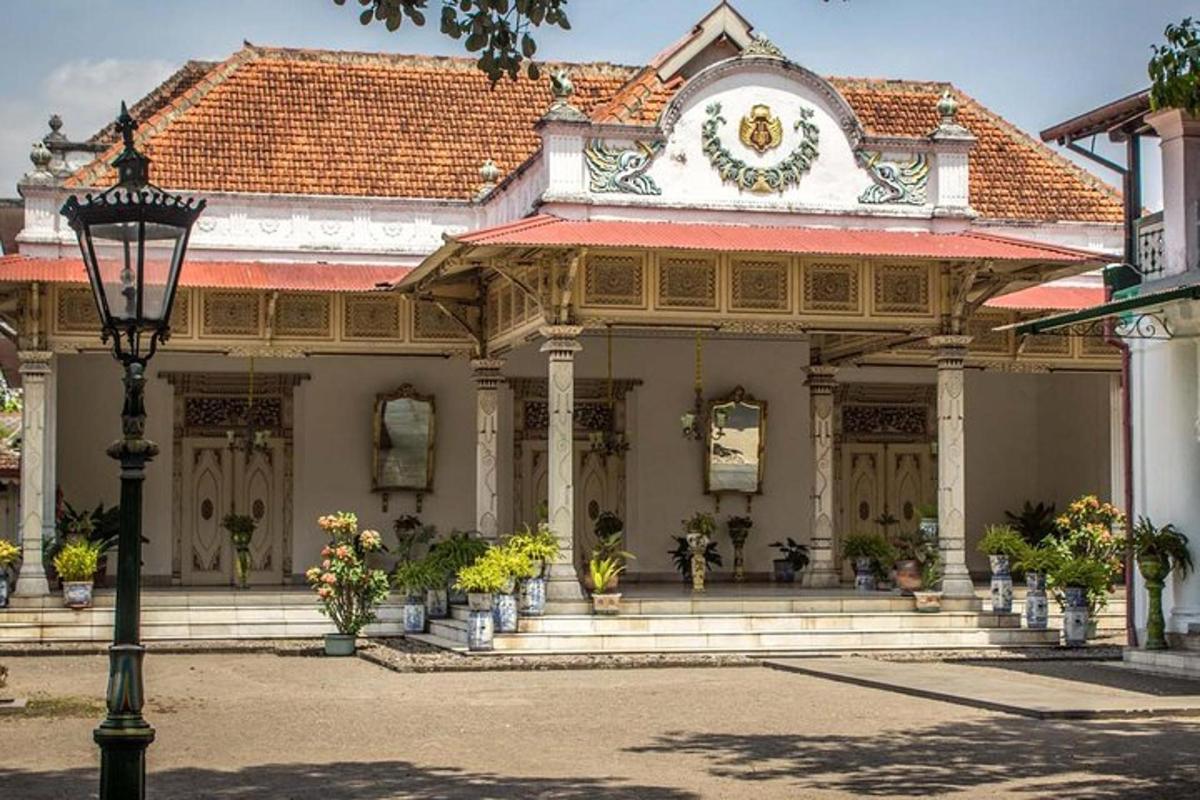 một tòa nhà có đèn đường ở phía trước