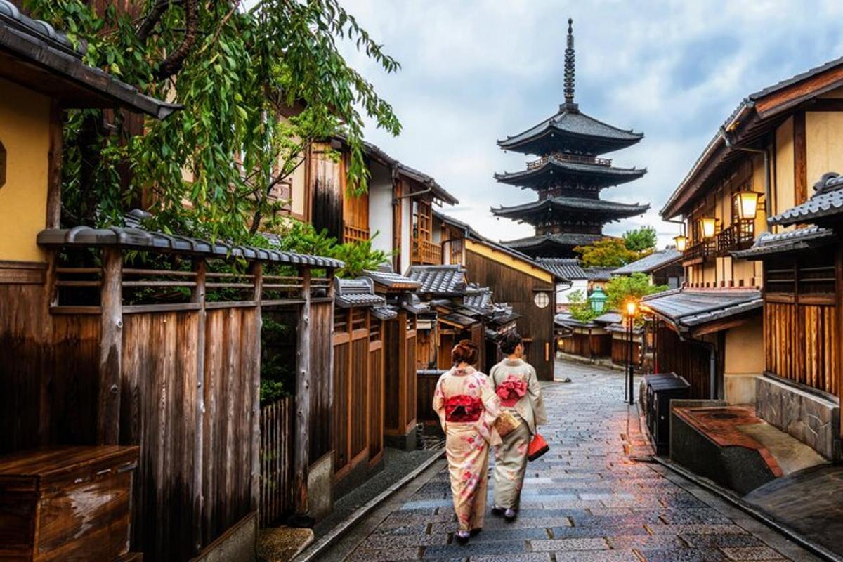 dua wanita berjalan di jalan dengan pagoda