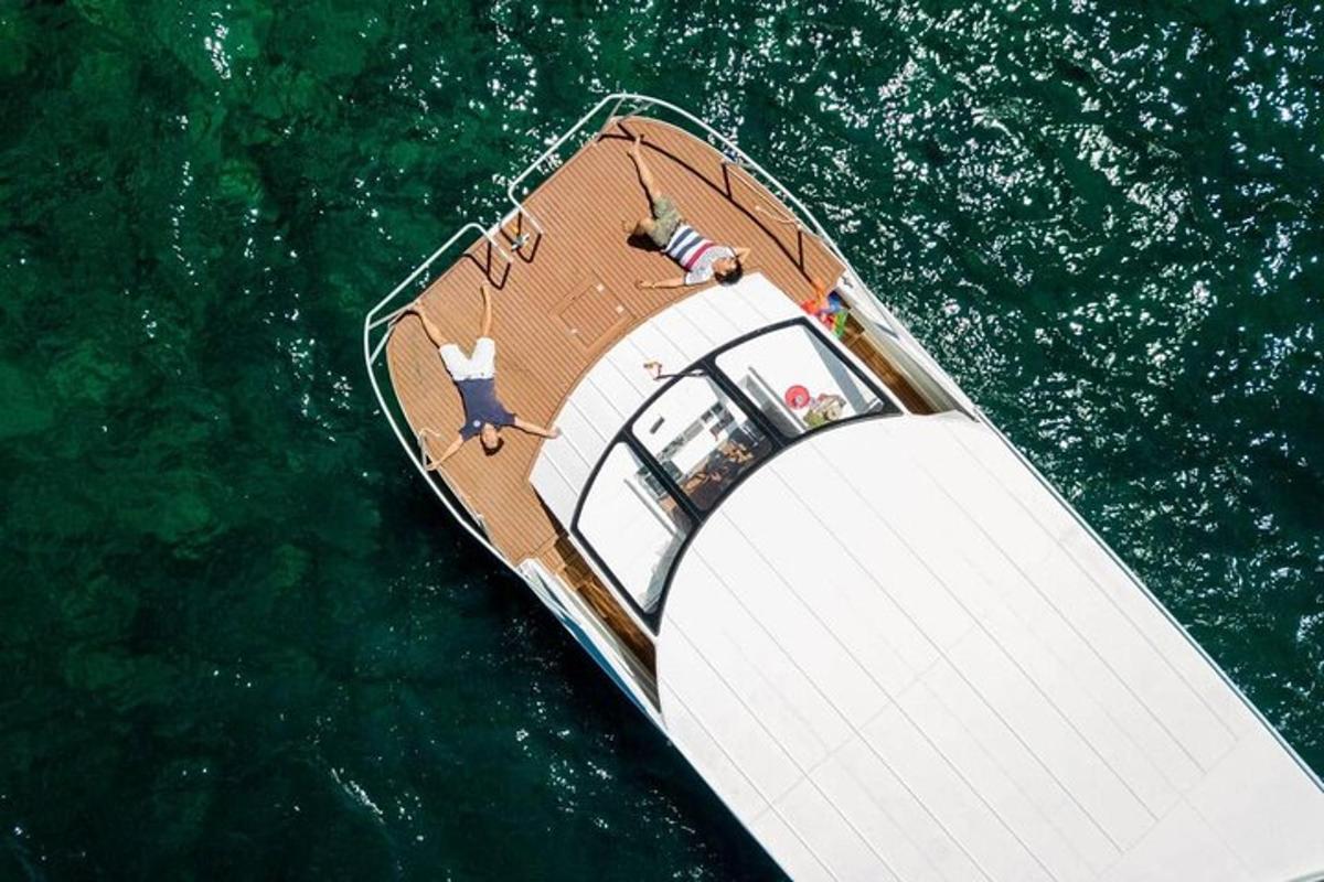 ein Boot im Wasser mit zwei Personen darauf