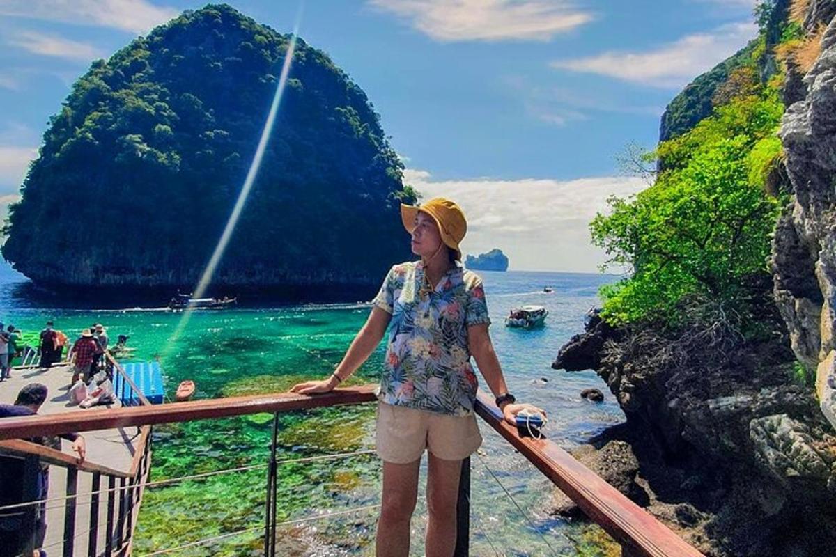 žena stojící na balkóně s výhledem na oceán