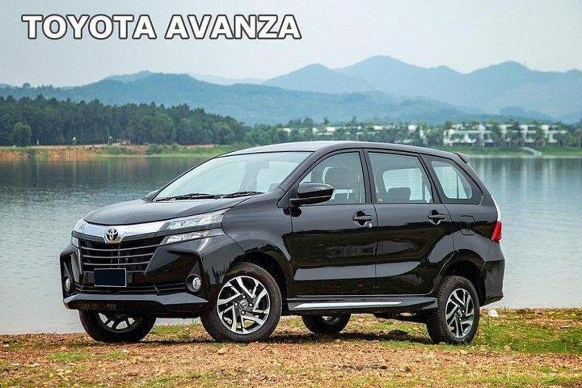 un cotxe aparcat al costat d'una massa d'aigua