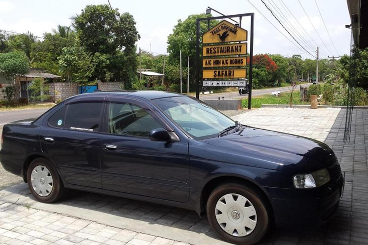 modré auto zaparkované před značkou