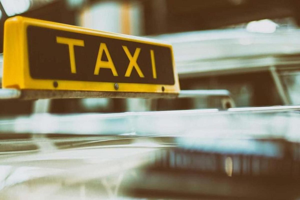 cedule taxi na střeše taxíku