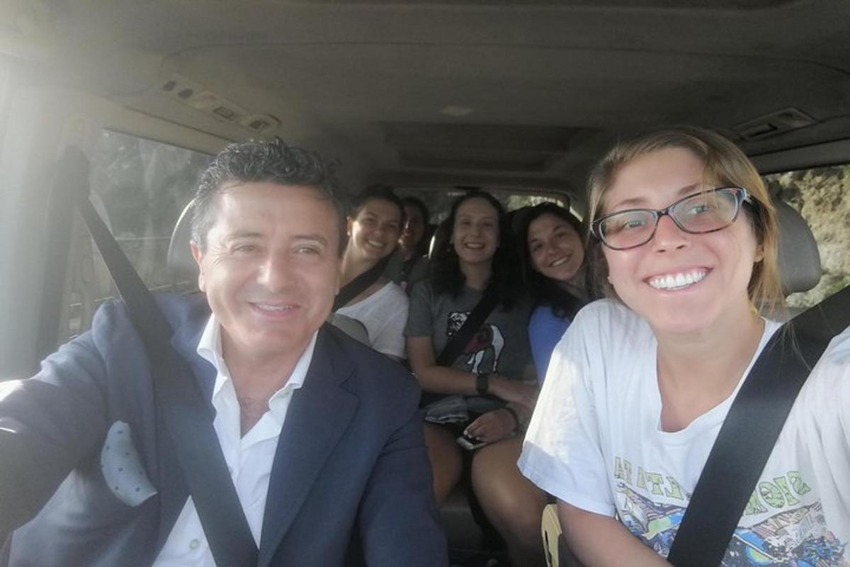 bir minibüste yolculuk eden bir grup insan