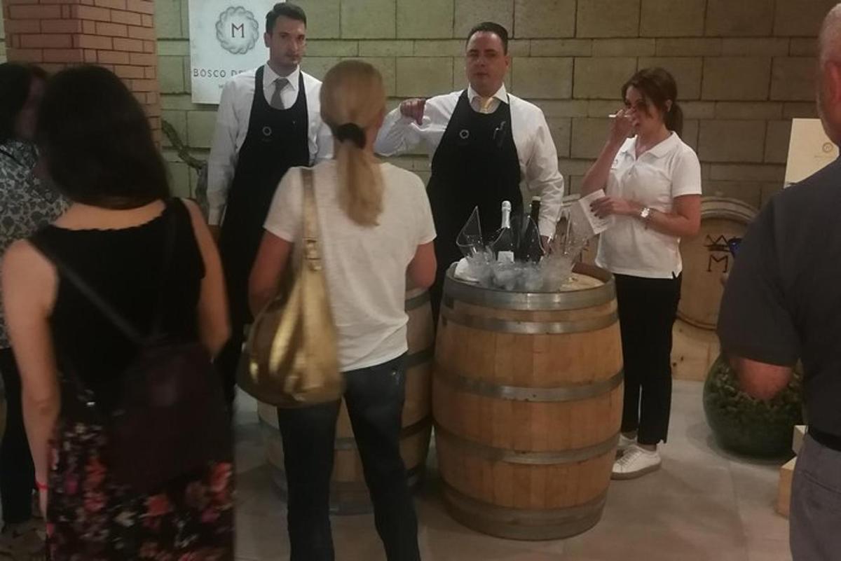 grupp inimesi, kes seisavad veinitünni ümber
