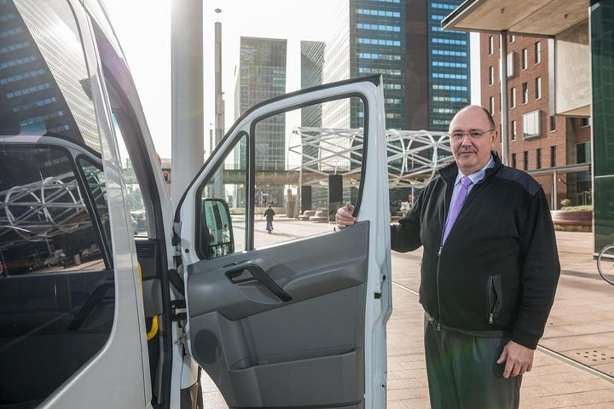 muž stojící u dveří autobusu