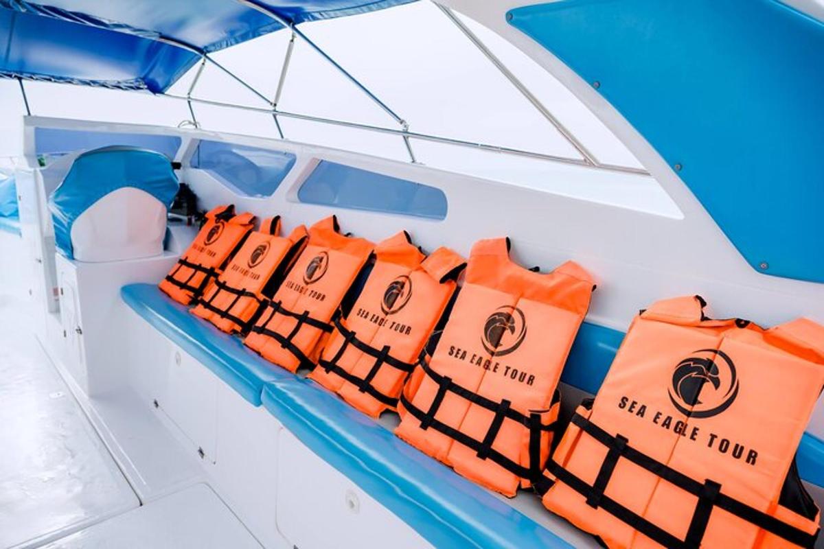 řada oranžových záchranných vest na zadní straně lodi