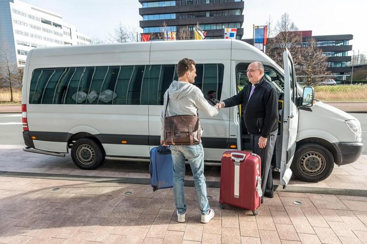 muž nakládá ženu do bílé dodávky