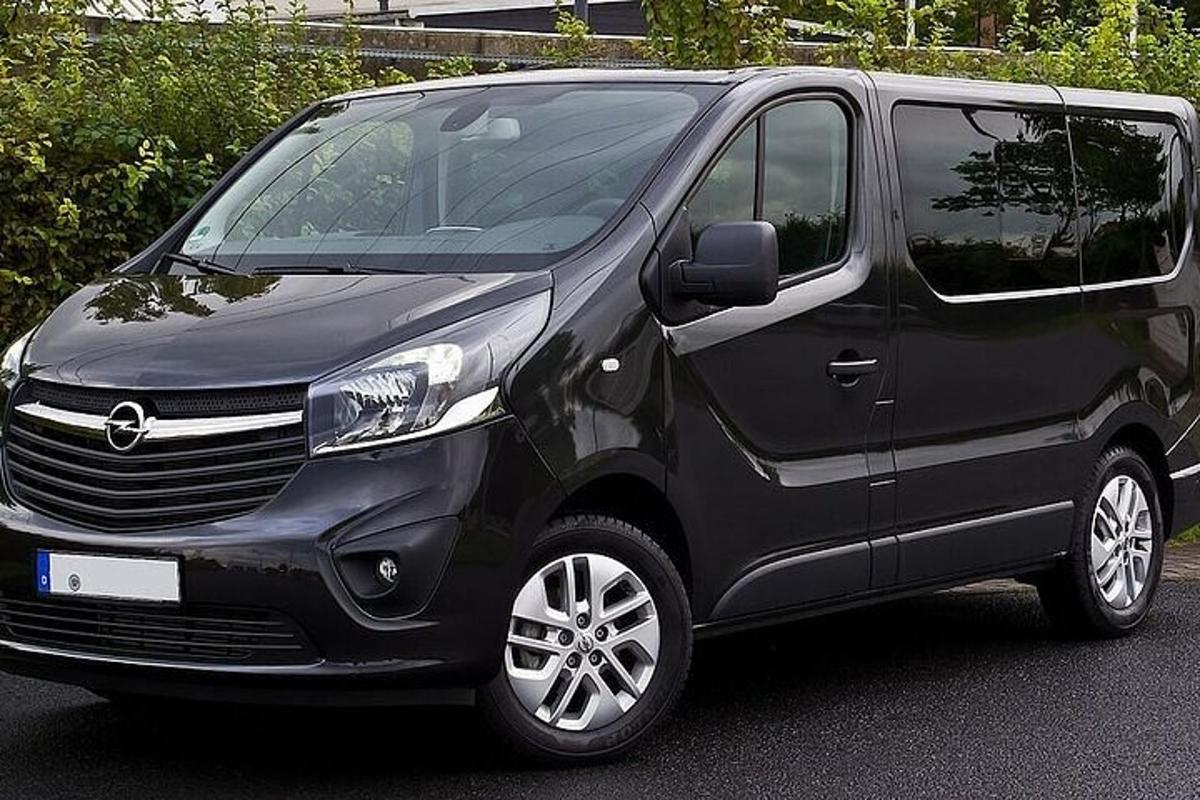 sebuah minivan hitam diletakkan di tempat letak kereta