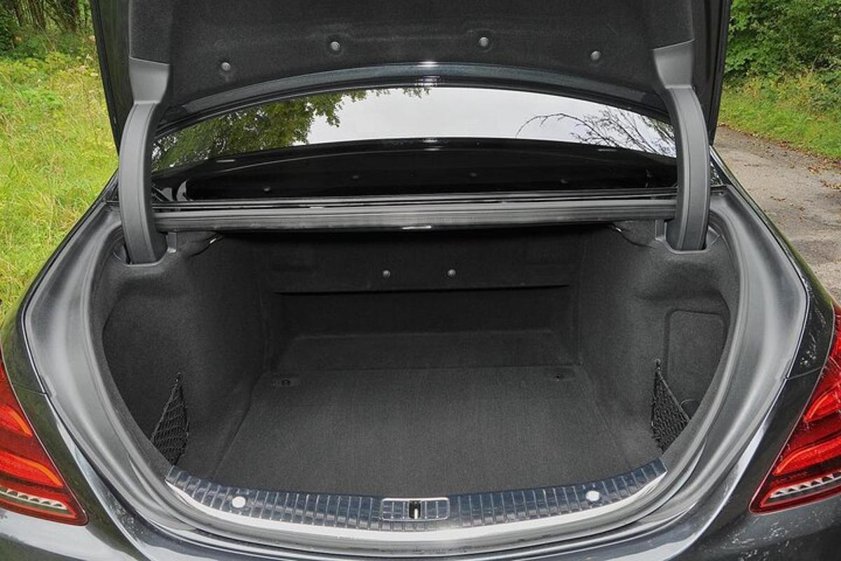 un bagagliaio di un'auto con il bagagliaio aperto