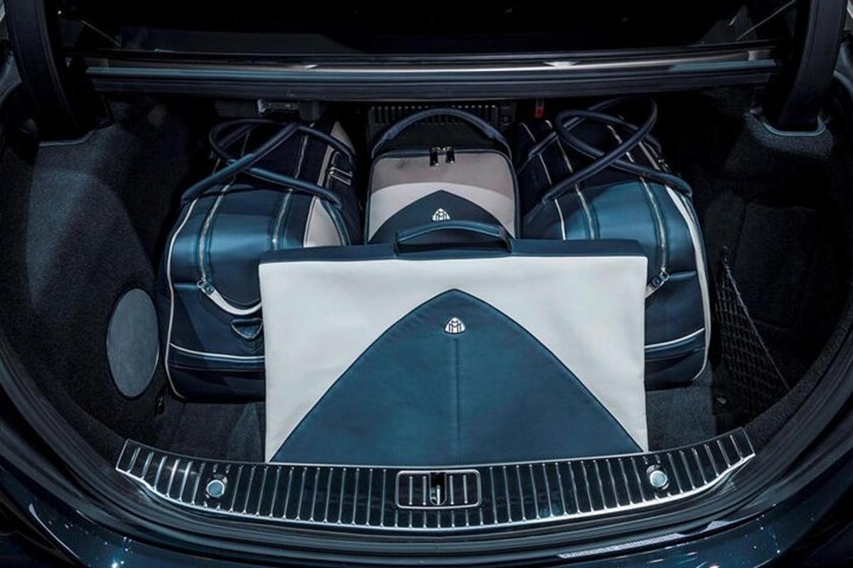 un bagagliaio di un'auto con un vestito e una borsa