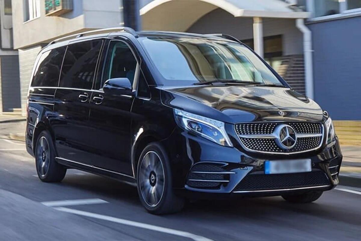 Černá dodávka Mercedes Benz jedoucí po ulici