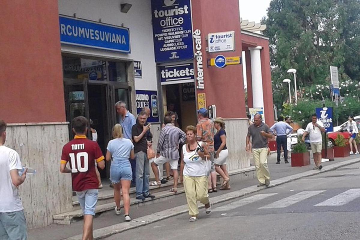 skupina lidí jdoucích po ulici