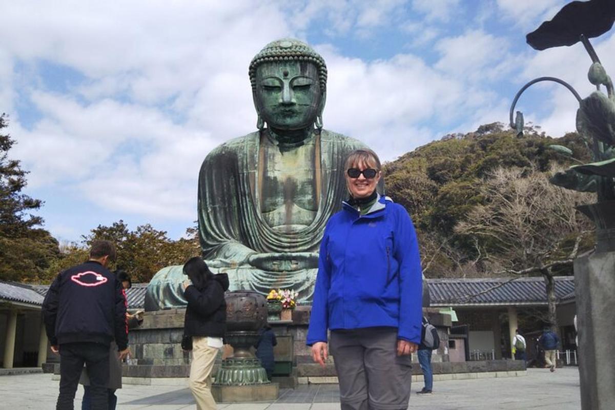 uma mulher em pé em frente a uma estátua