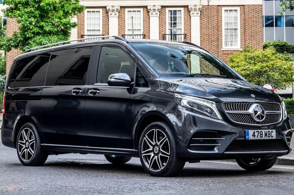 Černé SUV Mercedes Benz zaparkované na ulici