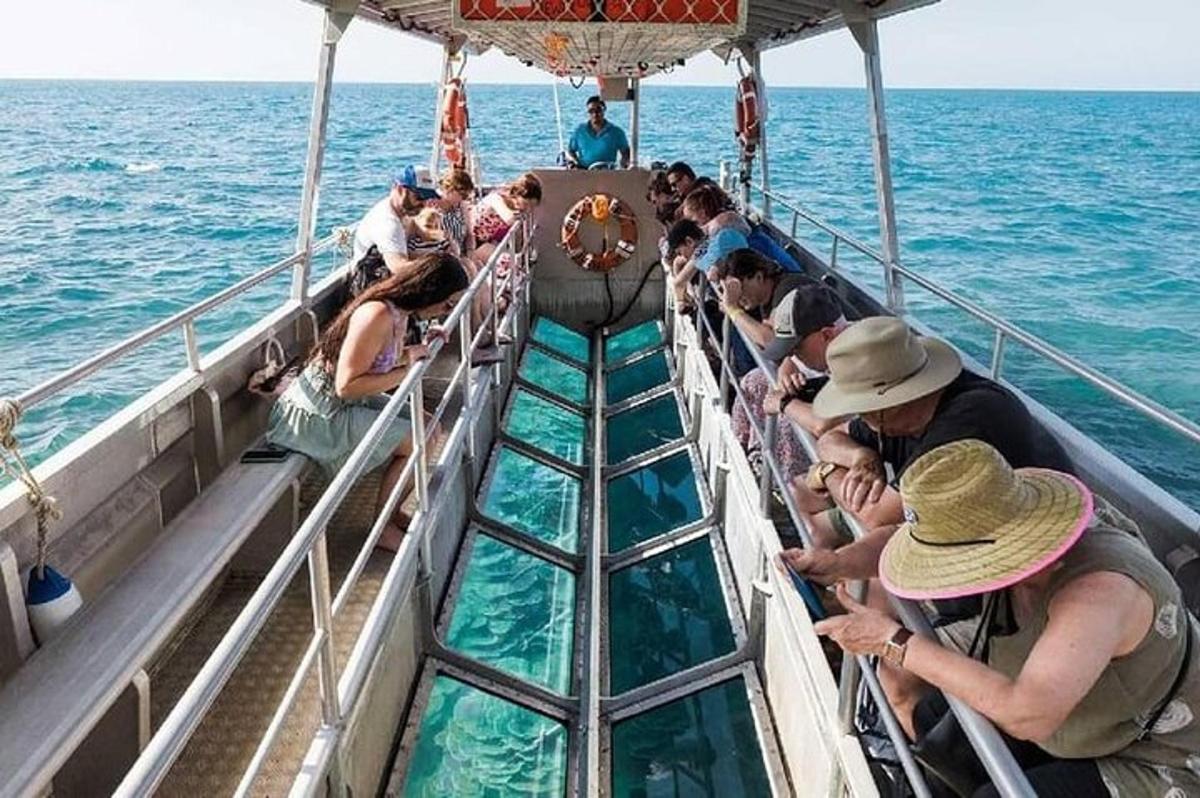 μια ομάδα ανθρώπων σε μια βάρκα στο νερό