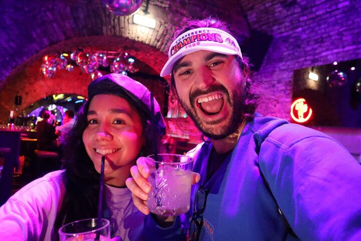 un uomo e una donna che tengono un drink in un bar