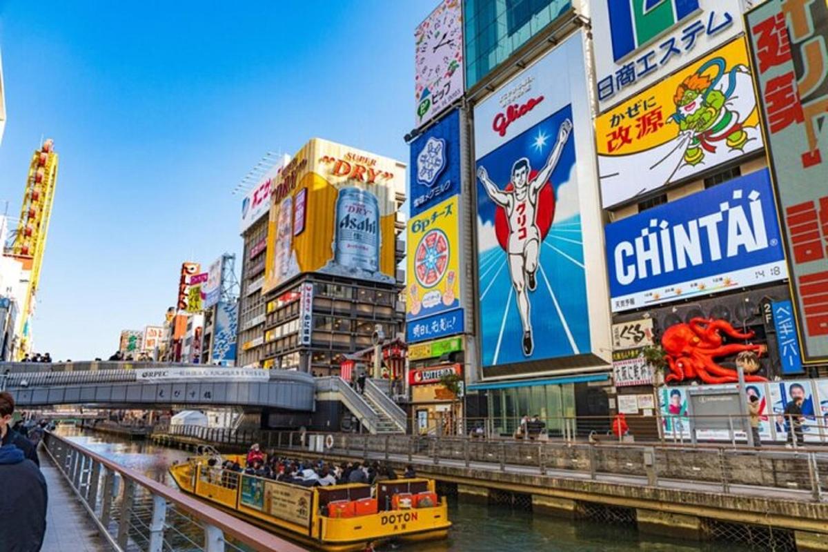 un fiume in una città con edifici e una barca gialla