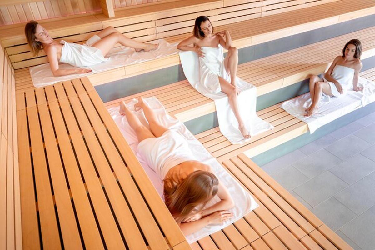 Un grupo de mujeres sentadas en una sauna