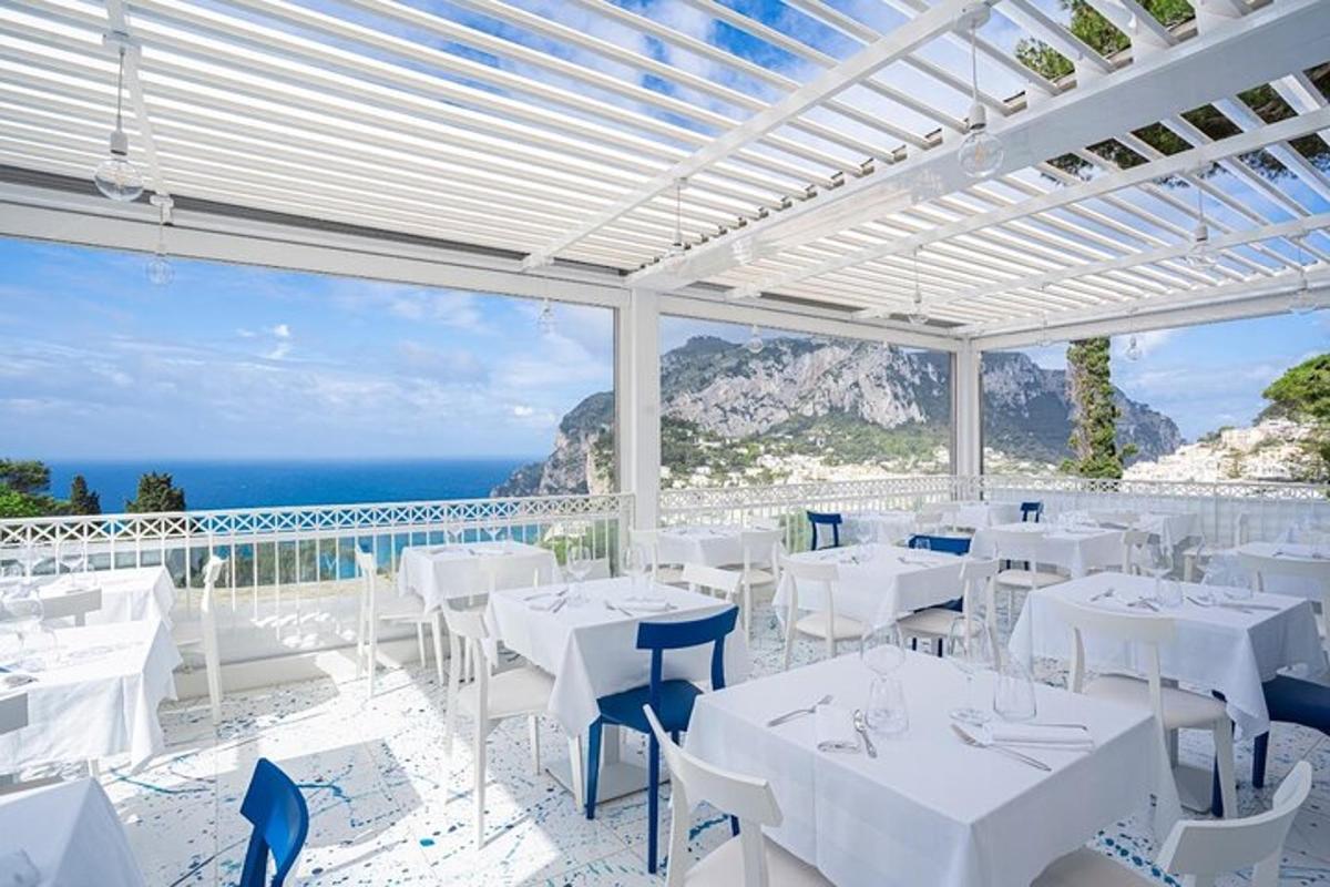 un ristorante bianco con vista sull'oceano