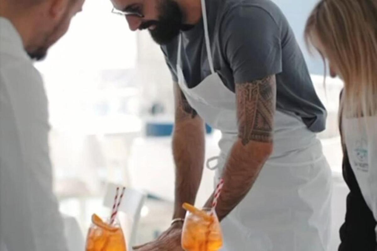 un uomo in cucina che prepara il cibo con un coltello