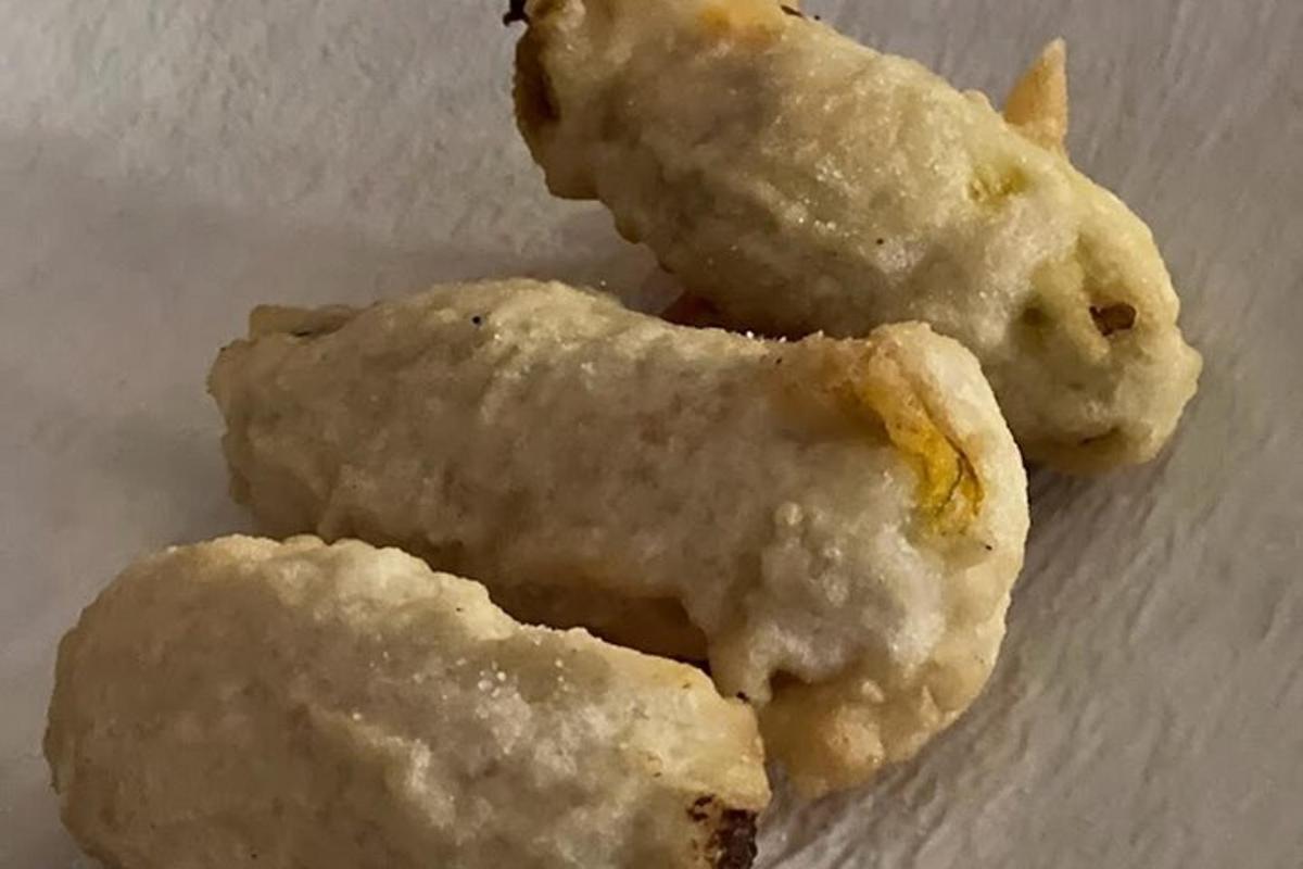 白い皿の上に置かれた食べられたドーナツ2個
