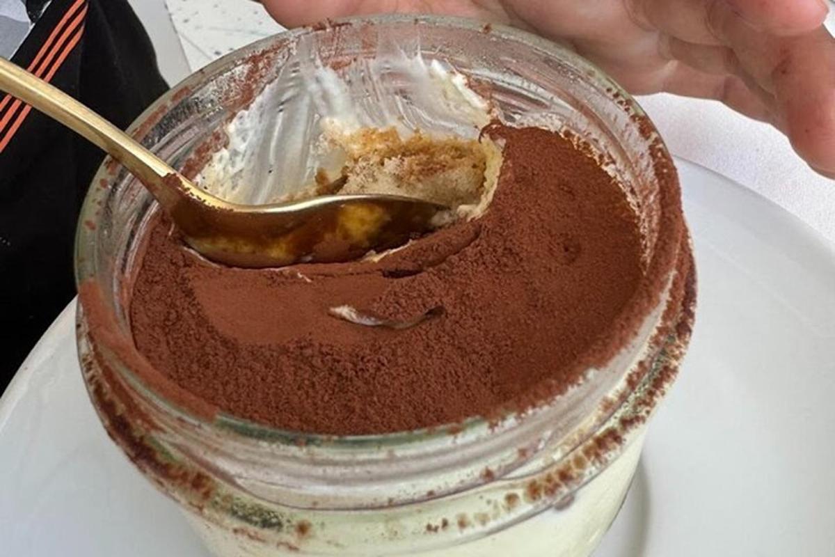 una torta al cioccolato su un piatto con un cucchiaio