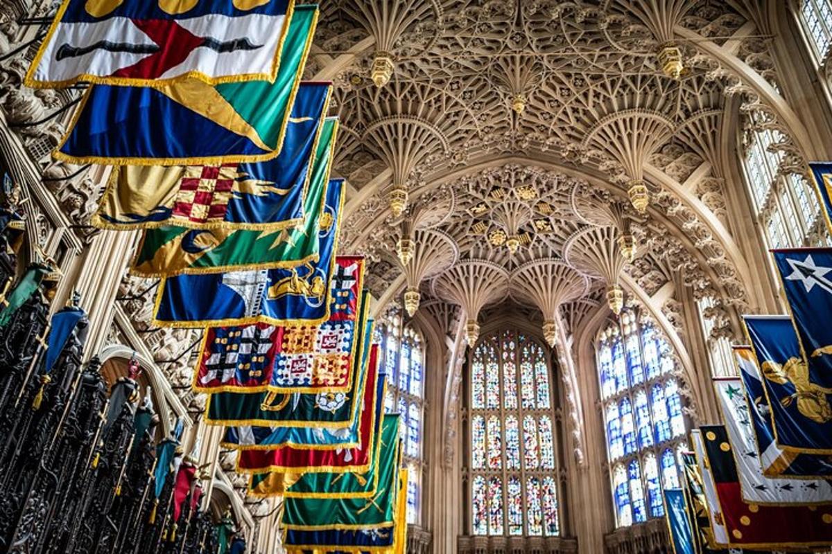 una cattedrale con bandiere appese ai soffitti
