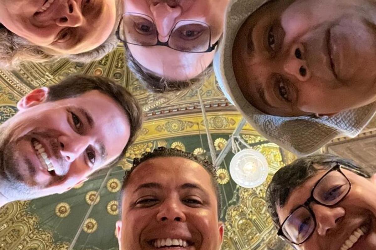skupina lidí pózujících pro fotografii