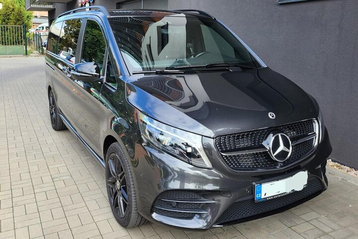 stříbrné a černé auto zaparkované na chodníku