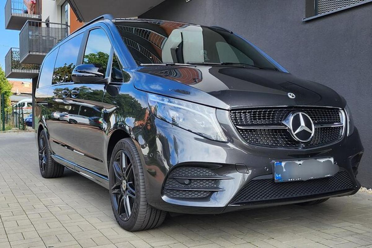 auto s otevřenými dveřmi na ulici